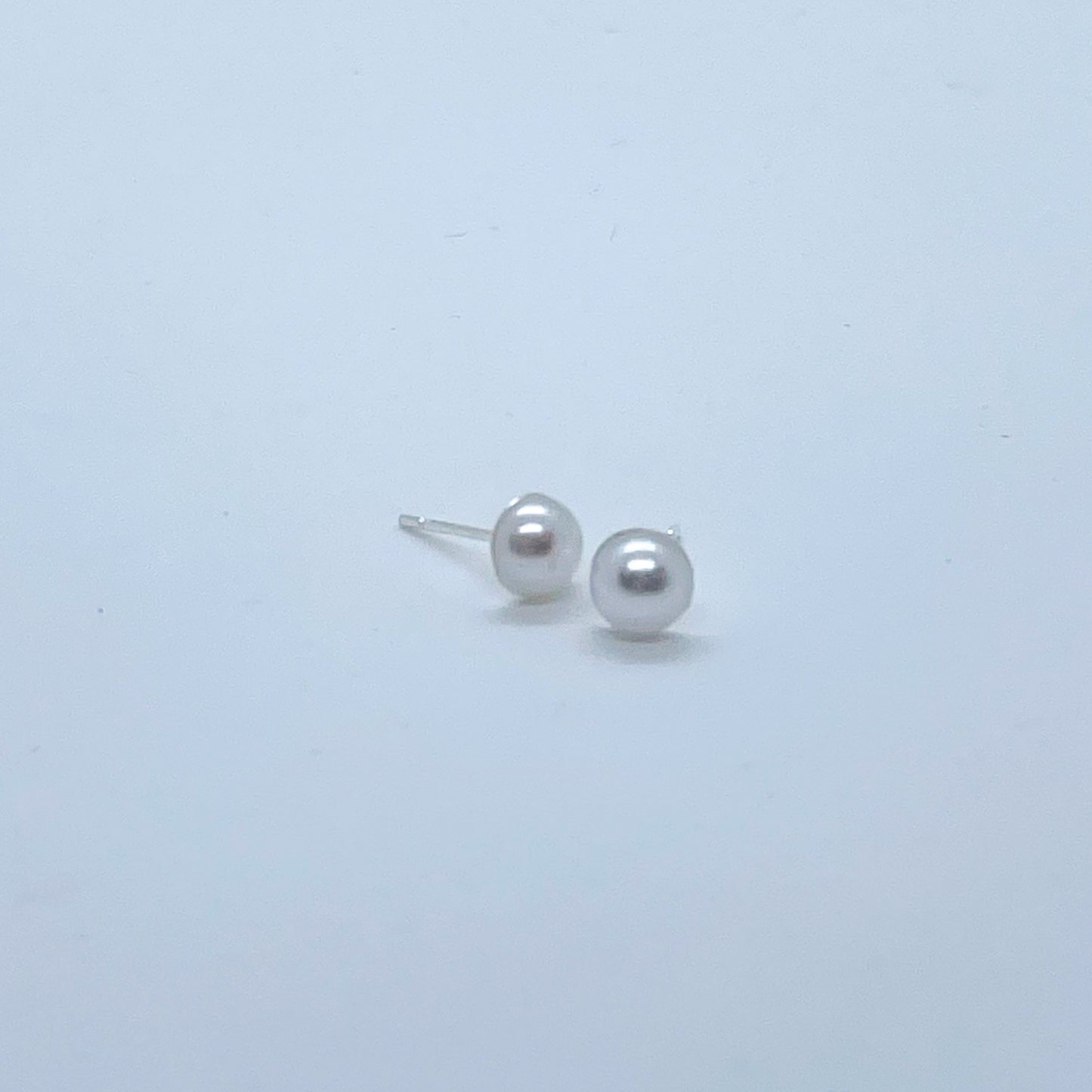 Lilith stud earrings (White)