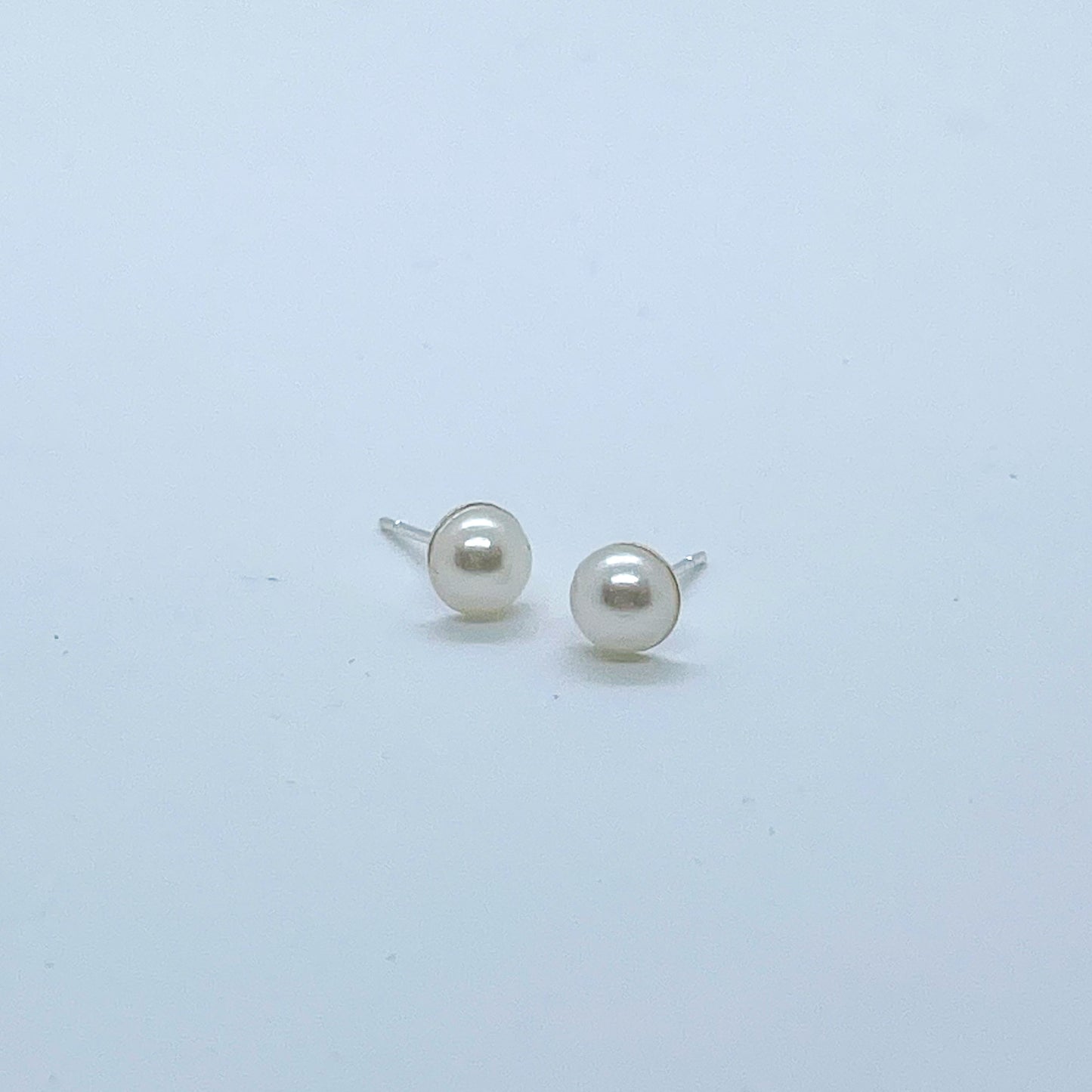 Lilith stud earrings (Ivory)